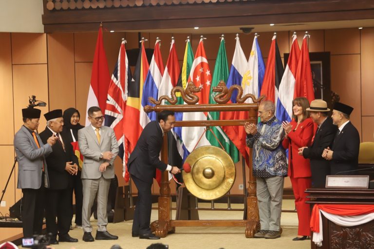 Jahjaga merr pjesë në forumin Botëror të Paqes – kërkon njohjen e Kosovës nga Indonezia