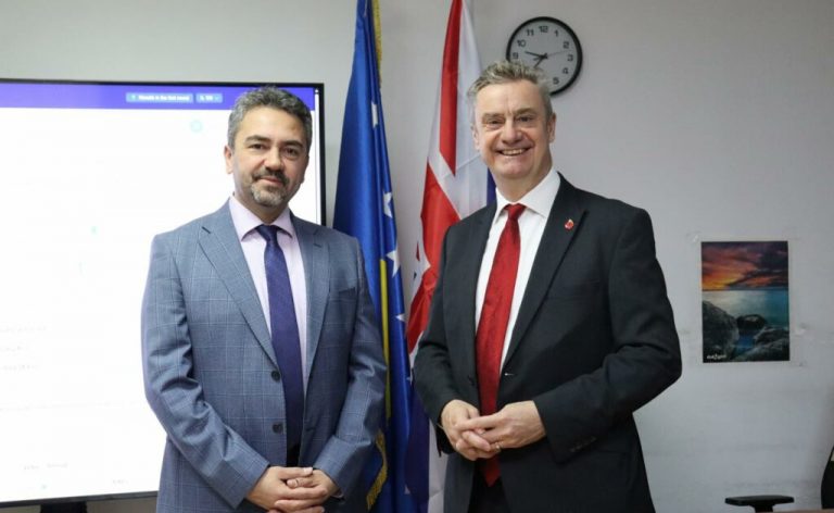 Ambasadori britanik viziton KQZ-në