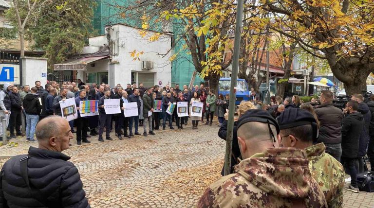 Punëtorët e RTK-së pa paga, sindikata kërkon ndërhyrje urgjente nga Osmani