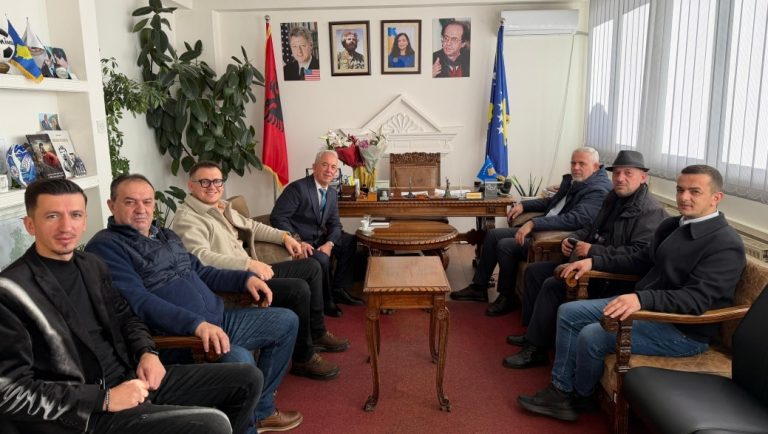 Kryetari i Dragashit priti përfaqësues të shoqatës “Sharri”, ritheksoi përkushtimin për thellimin e bashkëpunimit me sektorin privat