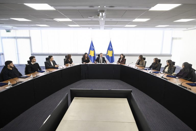 Kryeministri Kurti priti në takim studentët përfitues të skemave të bursave