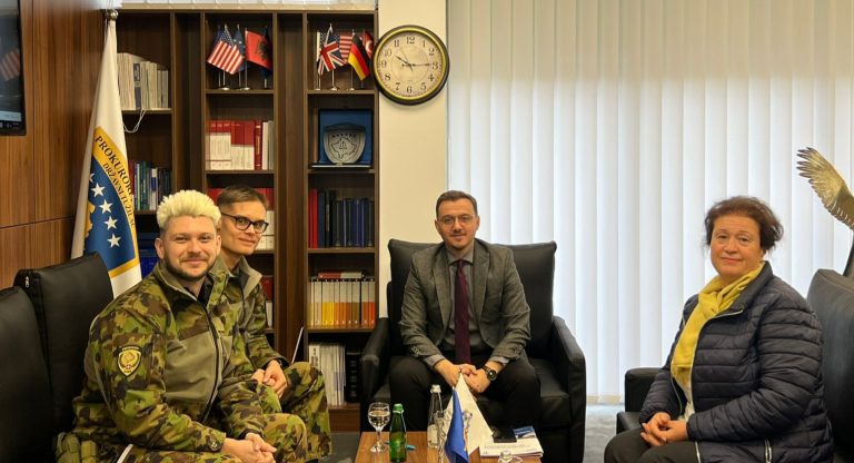 Kryeprokurori i Prizrenit priti në takim përfaqësues të KFOR-it zviceran, diskutuan për luftën kundër korrupsionit