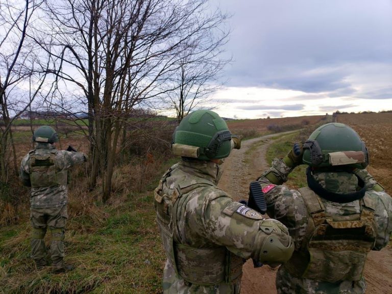KFOR-i turk patrullon përgjatë vijës kufitare administrative