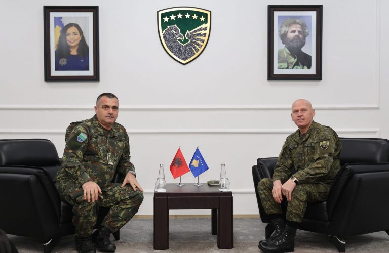 Komandati i FSK-së pret në një takim shefin e Shtabit të FARSH-it