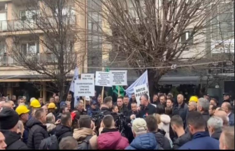 Punëtorët e KEK-ut në protestë, kërkojnë përgjigje për pagat dhe dinjitet