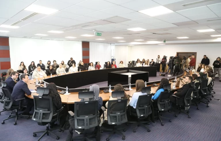 Kurti: Investimi në arsim, investim në të ardhmen e Kosovës