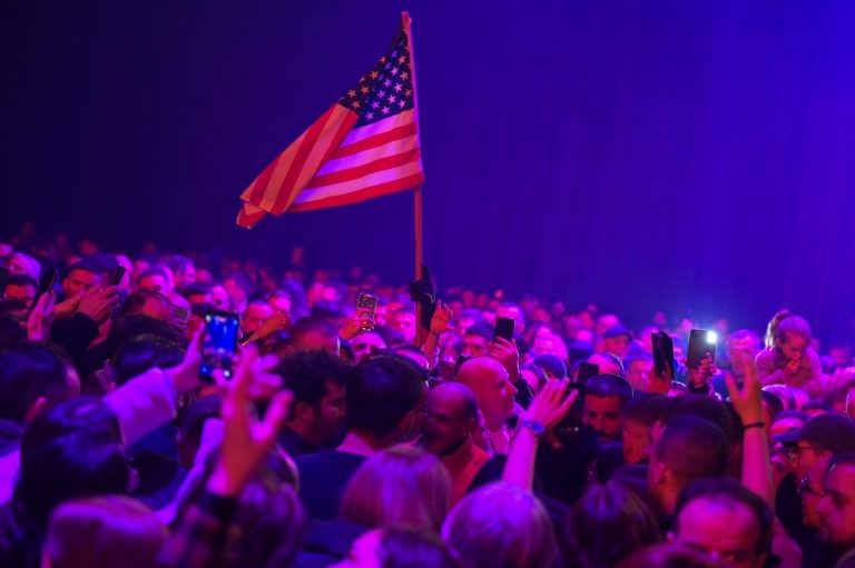 Kurti dhe VV e festuan fitoren mbrëmë, në fotografitë e tubimit edhe një flamur i Amerikës