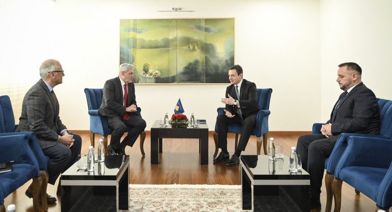 Kurti takoi zv.presidentin ekzekutiv të prodhuesit amerikan të industrisë ushtarake AM General: FSK do të pajiset edhe me ambulancë