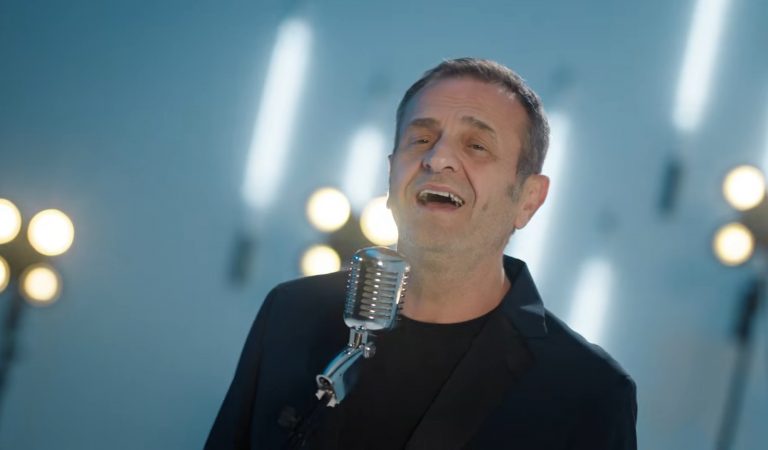 Sinan Vllasaliu publikon këngën e re “Ah sa e doja”