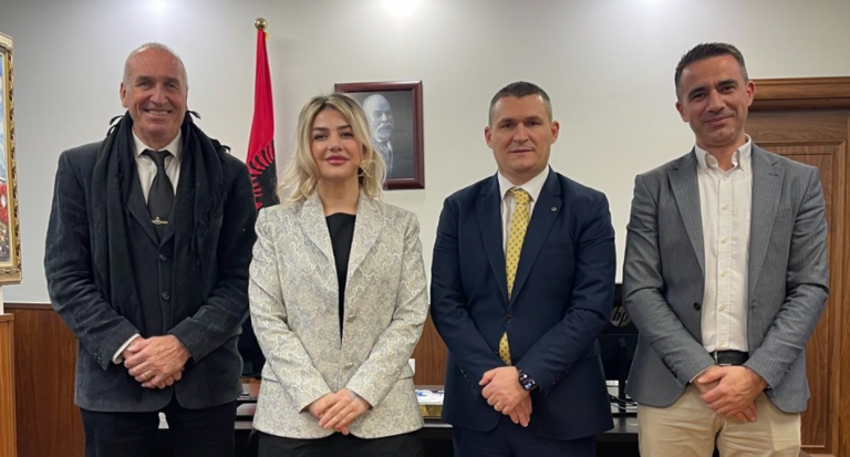 Ambasada e Britanisë në Kosovë pret ish-shefin e SPAK-ut, fokus te sundimi i ligjit dhe ekspertiza profesionale