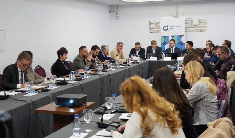 Publikohet raporti “Kostoja e Politikës në Kosovë”, mesatarja për t’u bërë deputet shkon mbi 12 mijë euro