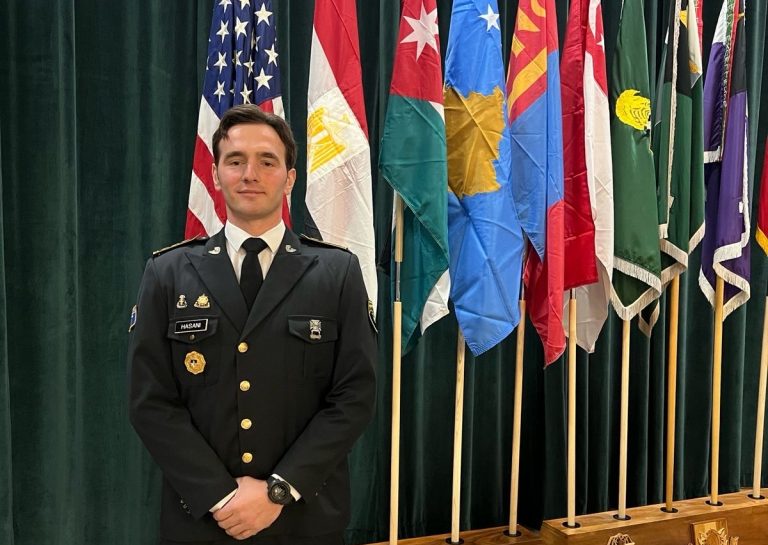 Oficeri i FSK-së diplomon në ShBA, shpërblehet me Medaljen për Arritje Ushtarake