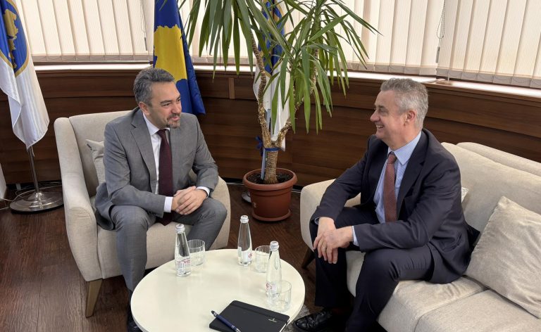 Ambasadori britanik takohet me kryetarin e KQZ-së: U impresionova nga profesionalizmi i stafit