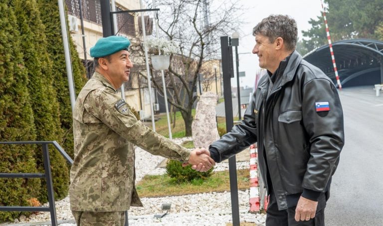 Komandanti i KFOR-it takoi ministrin e Mbrojtjes së Sllovenisë, e njoftoi për situatën e sigurisë në Kosovë