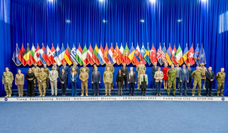 Komandanti i KFOR-it priti ambasadorët dhe përfaqësuesit e 33 vendeve kontribuese të trupave në KFOR