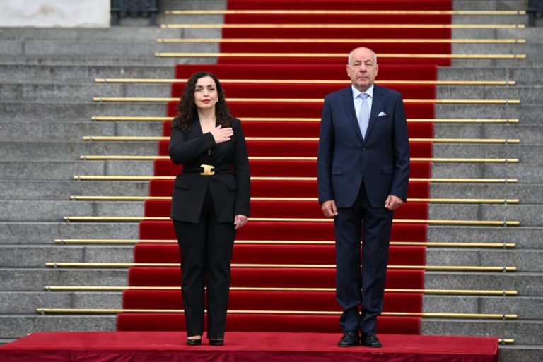 Presidenti hungarez viziton Kosovën, do të pritet nga homologia Vjosa Osmani