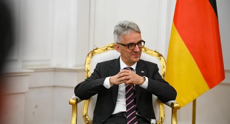 Ambasadori gjerman kritikon moscertifikimin e Listës Serbe: Zgjedhjet duhet të jenë të lira nga manovrimet politike