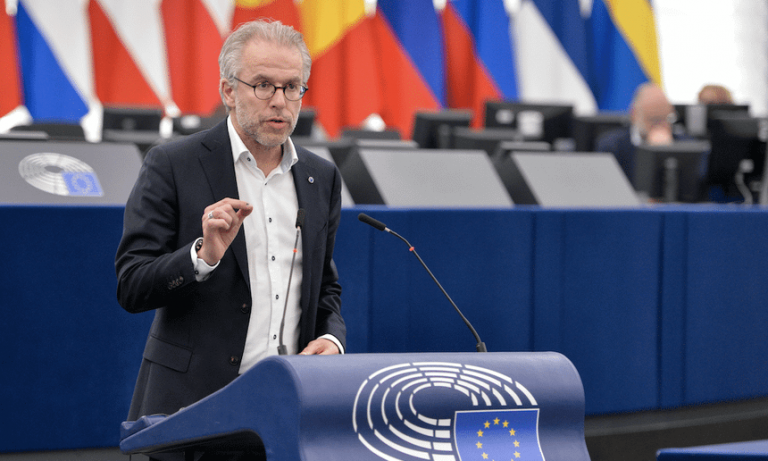 Eurodeputeti Reuten: Pas heqjes së masave, të procedohet aplikimi i Kosovës për anëtarësim