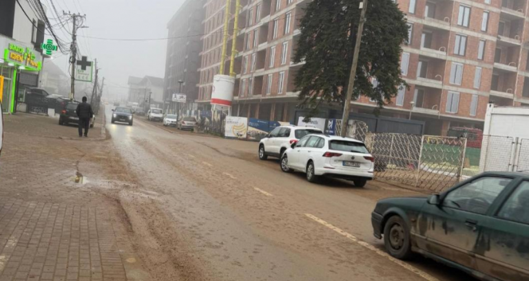 Kompanisë në Prizren i shqiptohet gjobë prej 1000 eurosh pasi kamioni i tyre ndoti asfaltin