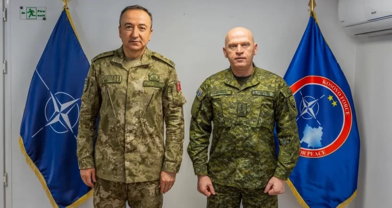Komandanti i KFOR-it takon Jasharin, diskutojnë për situatën e sigurisë në Kosovë​