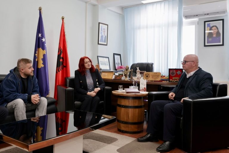 Përfaqësuesit e “Liria ka Emër” takojnë kryetarin e Rahovecit, sigurojnë mbështetje për marshin “Drejtësi, jo politikë”