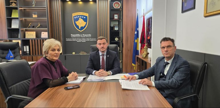 Kryeprokurori i Prizrenit takoi koordinatoren nacionale për zgjedhje, diskutuan zhvillimin e hetimeve për mospërputhjen e votave gjatë numërimit