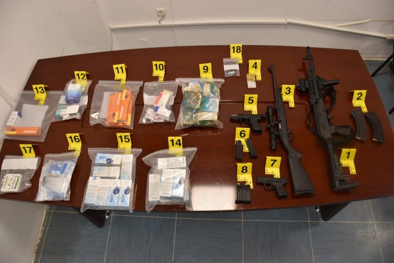 Kontrollohen pronat e Arianit Sllamnikut, i konfiskohen armë e medikamente