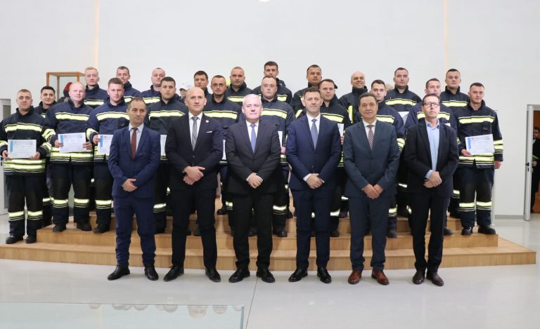 Diplomuan 21 kadetë që përfunduan me sukses trajnimin profesional për zjarrfikës