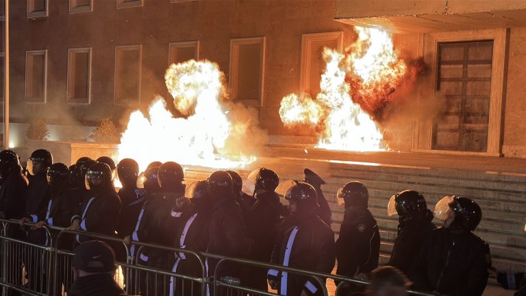Eskalon protesta në Shqipëri, molotov dhe fishekzjarre drejt Kryeministrisë