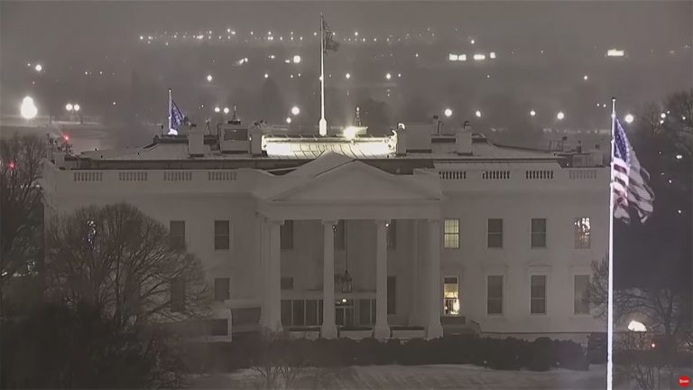 Shtëpia e Bardhë mbulohet nga bora