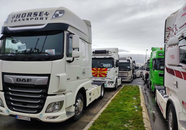 Nis qarkullimi i maunave dhe mjeteve transportuese në kufirin me Serbinë