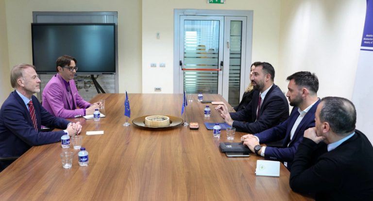 Orav takon ministrin Krasniqi: Zgjedhjet treguan që demokracia formëson politika për komunitetin