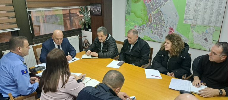 Evakuohen disa familje në Gjakovë