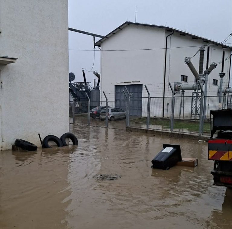 KEDS-i ndal rrymën në tri komuna për shkak të reshjeve