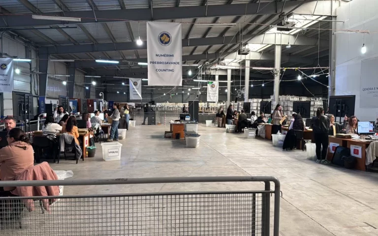 Elezi: Fillon numërimi i votave me kusht, pas tyre do të numërohen edhe votat tjera me postë