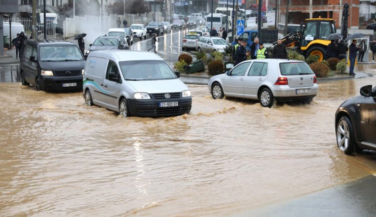 Disa rrugë të bllokuara për shkak të grumbullimit të ujit, rrëshqitje dheu në autostradën “Ibrahim Rugova”