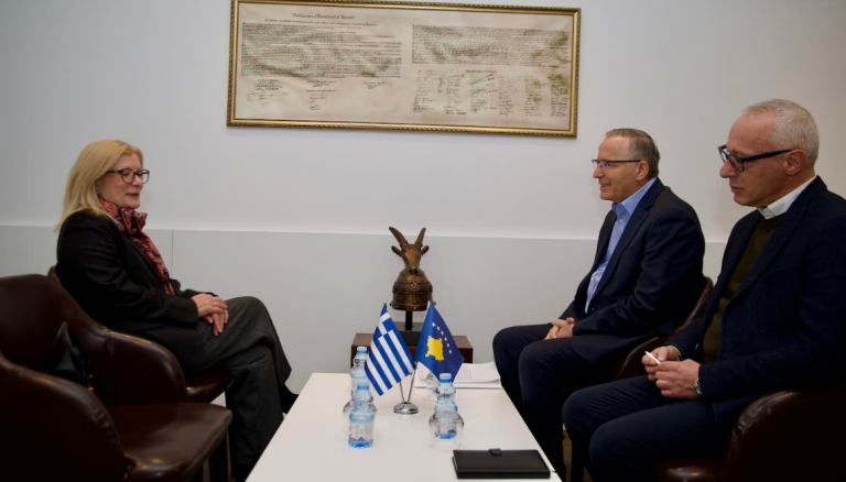 Hamza bisedon me shefen e Zyrës Ndërlidhëse të Greqisë për marrëdhëniet dypalëshe
