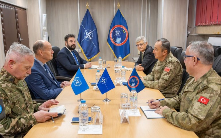 Komandanti i KFOR-it takoi shefin e UNMIK-ut, diskutuan situatën e sigurisë në Kosovë dhe bashkëpunimin mes dy misioneve