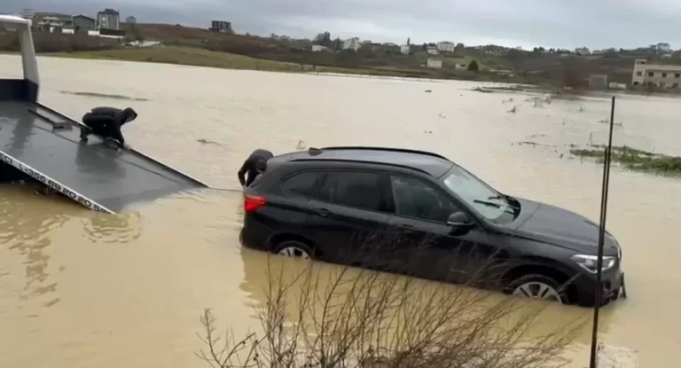 Raportohet se familja kosovare me tre fëmijë janë bllokuar në makinë nga përmbytjet në Shqipëri