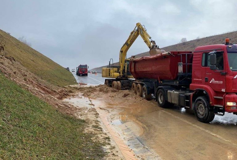 Policia e Kosovës apelon për kujdes në trafik për shkak të reshjeve të shiut