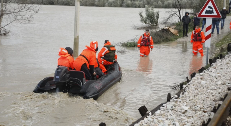 Situata në Shqipëri: 1 mijë e 587 banesa dhe 13 mijë e 211 hektarë tokë të përmbytura