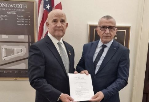 Shaip Kamberi pranon në ShBA ligjin kundër diskriminimit të shqiptarëve në Serbi