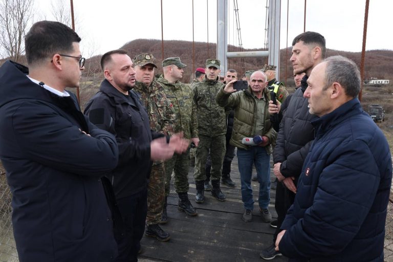 Maqedonci e Vengu vizitojnë ushtarët që po vazhdojnë kërkimet në Klos